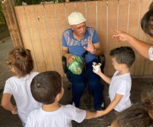 ילדי גן פוגשים שכן קשיש